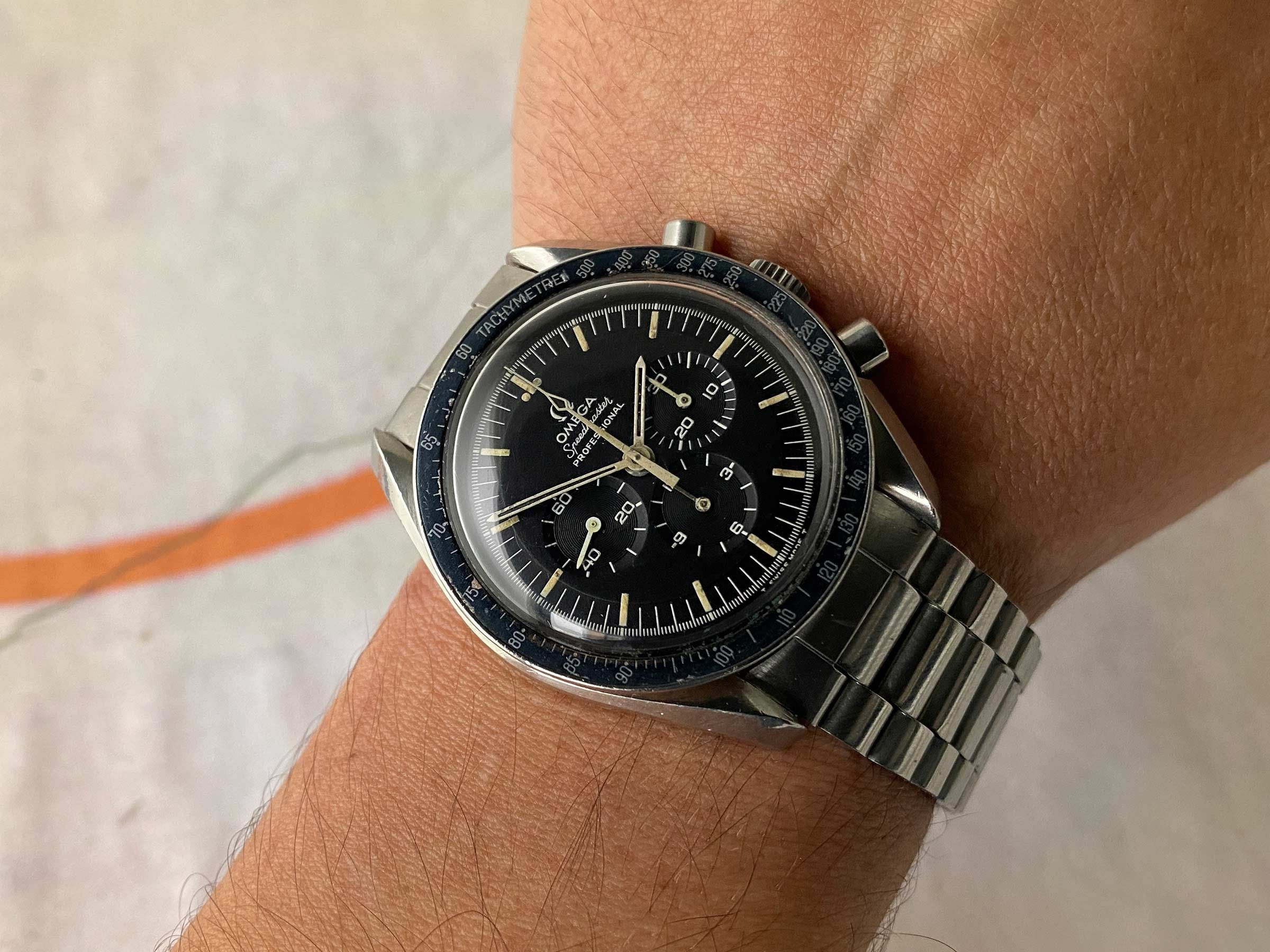 Omega moonwatch hot sale manual wind