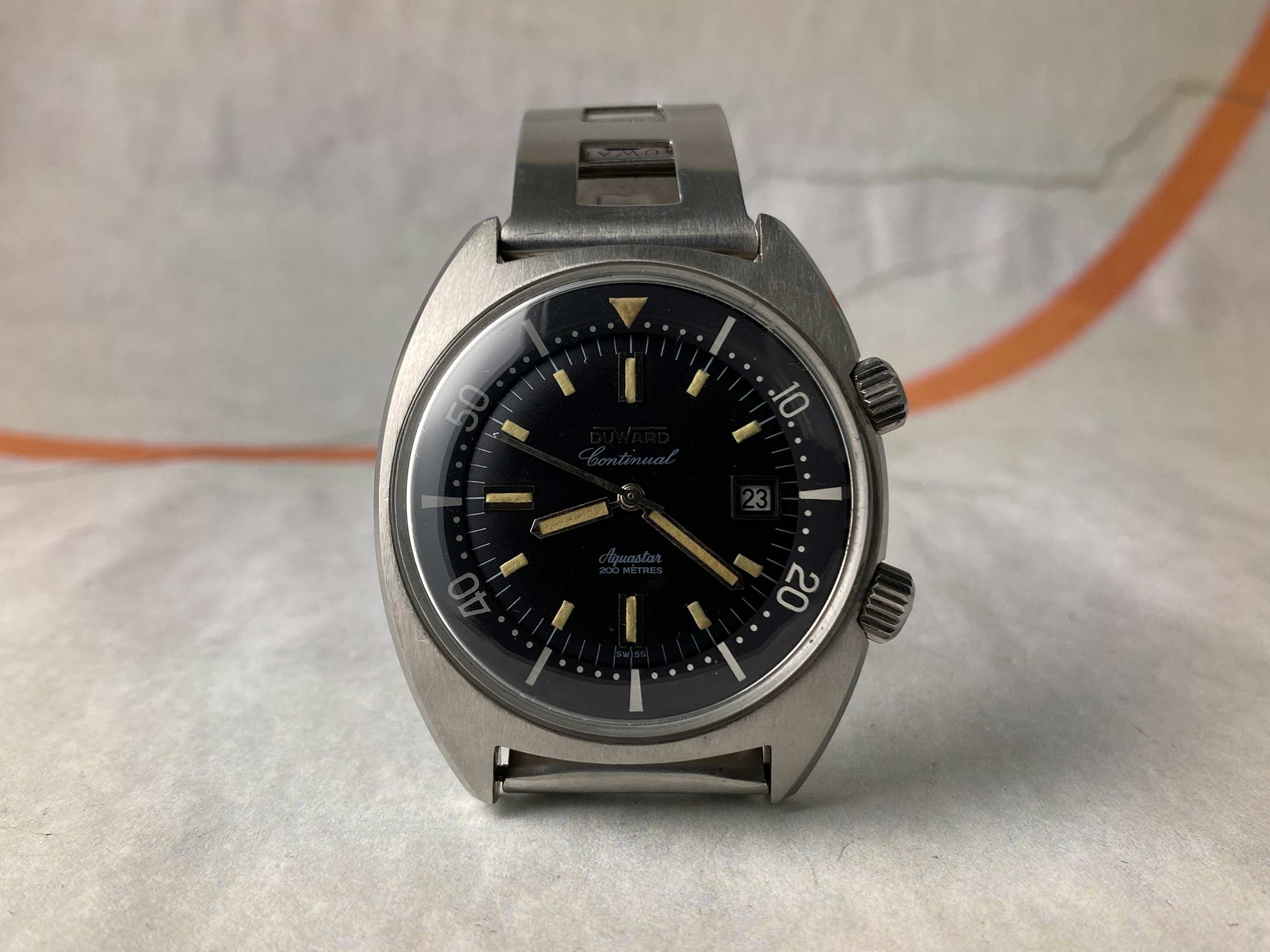 DUWARD AQUASTAR CONTINUAL SUPER COMPRESSOR 200M Vintage Diver swiss automatic watch 20 ATM Cal. ETA 2472 *** OVERSIZE ***