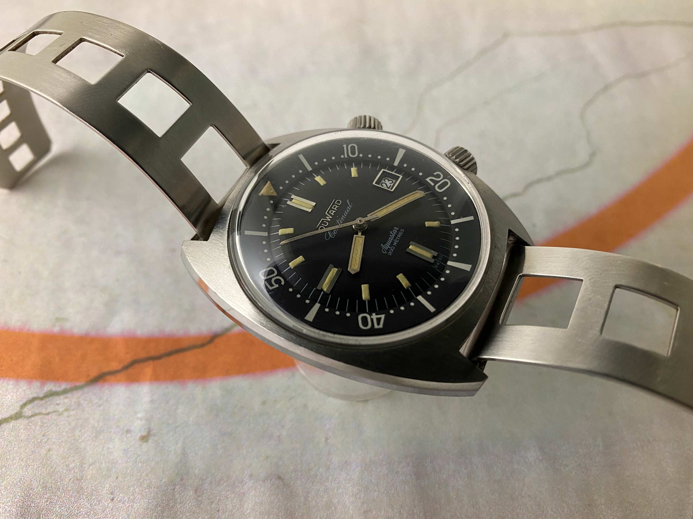 DUWARD AQUASTAR CONTINUAL SUPER COMPRESSOR 200M Vintage Diver swiss automatic watch 20 ATM Cal. ETA 2472 *** OVERSIZE ***