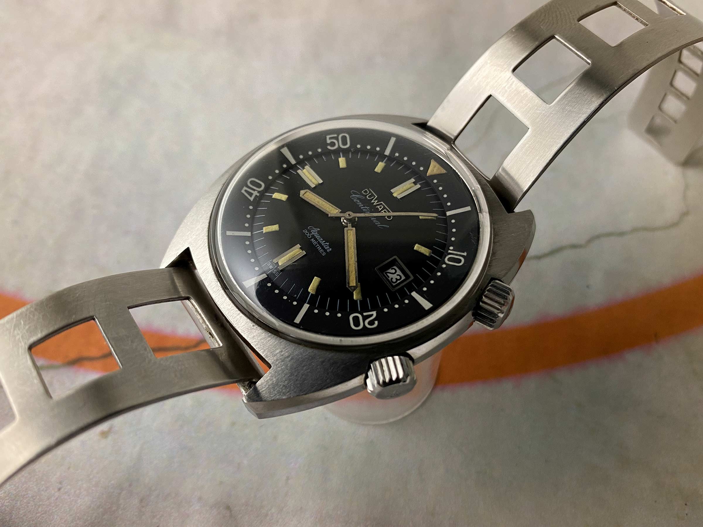 DUWARD AQUASTAR CONTINUAL SUPER COMPRESSOR 200M Vintage Diver swiss automatic watch 20 ATM Cal. ETA 2472 *** OVERSIZE ***