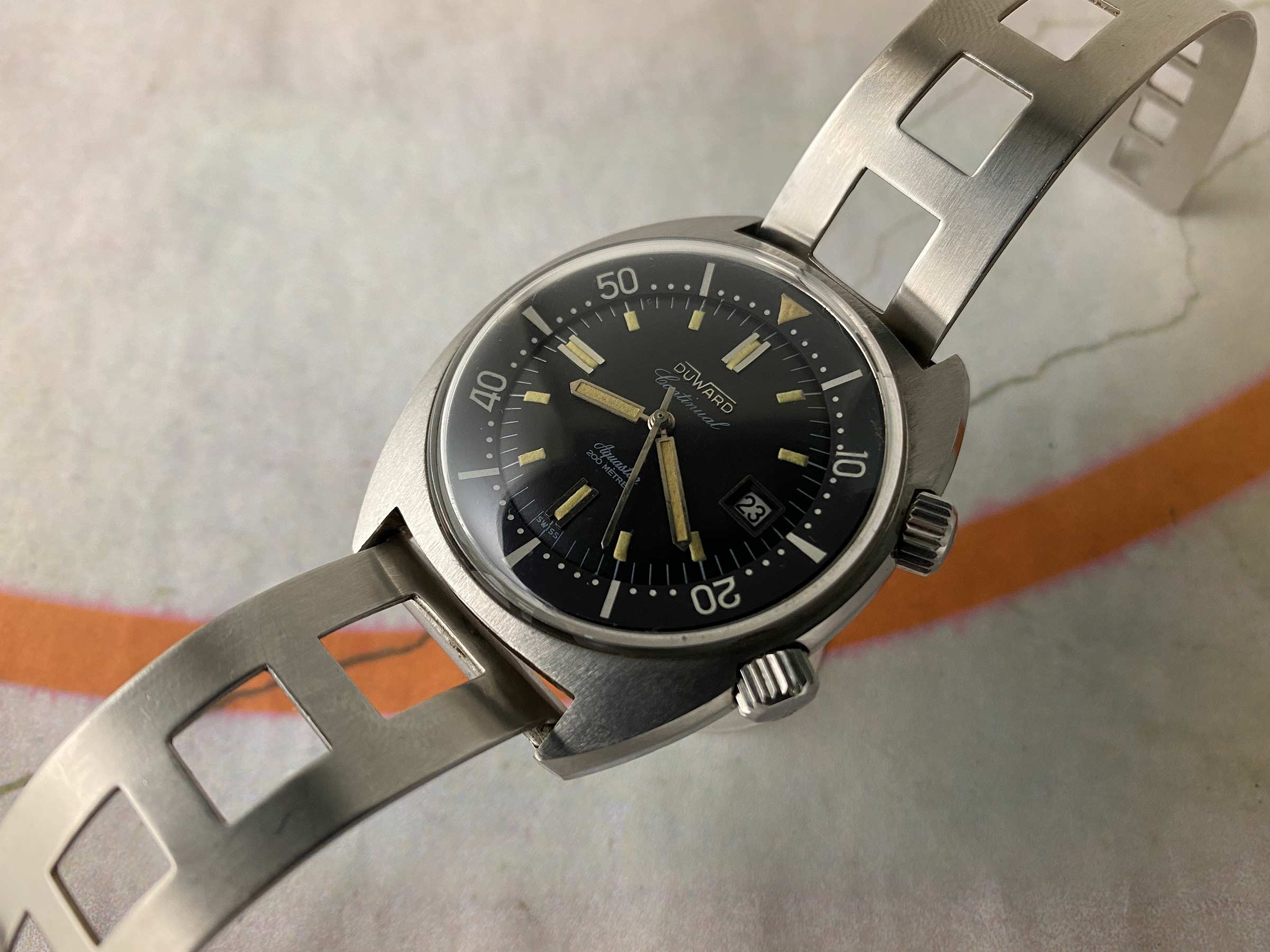 DUWARD AQUASTAR CONTINUAL SUPER COMPRESSOR 200M Vintage Diver swiss automatic watch 20 ATM Cal. ETA 2472 *** OVERSIZE ***