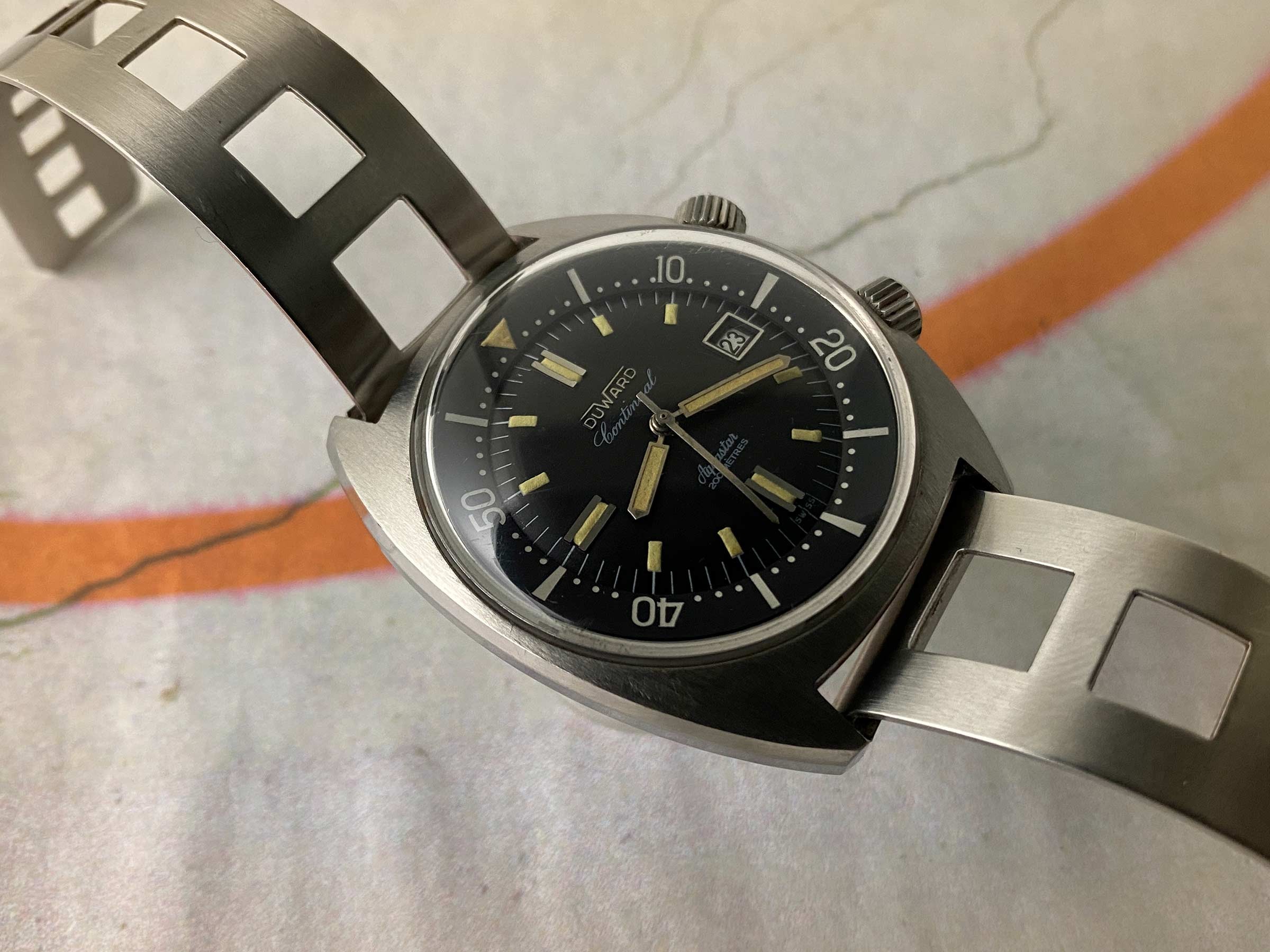 DUWARD AQUASTAR CONTINUAL SUPER COMPRESSOR 200M Vintage Diver swiss automatic watch 20 ATM Cal. ETA 2472 *** OVERSIZE ***