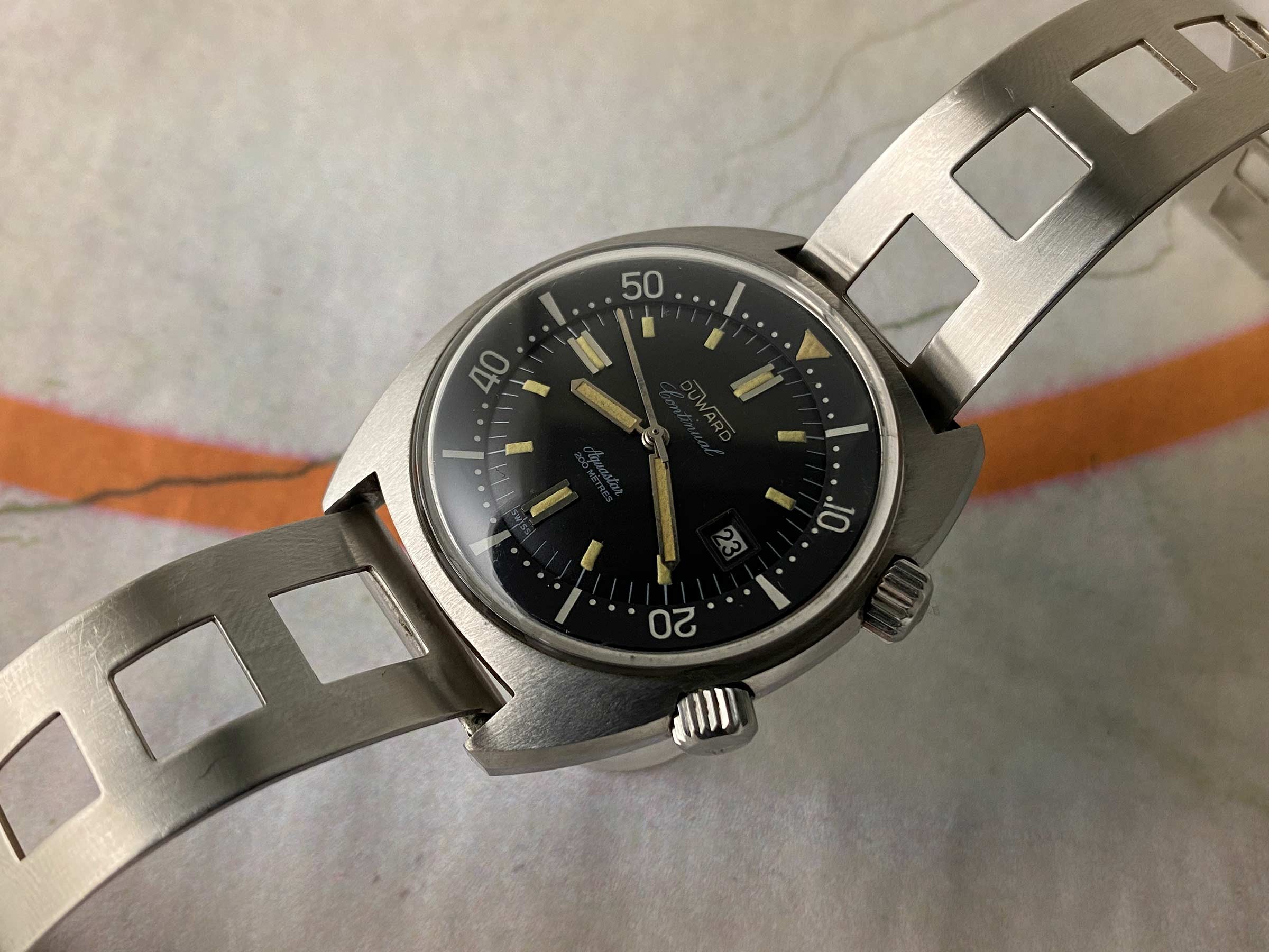 DUWARD AQUASTAR CONTINUAL SUPER COMPRESSOR 200M Vintage Diver swiss automatic watch 20 ATM Cal. ETA 2472 *** OVERSIZE ***