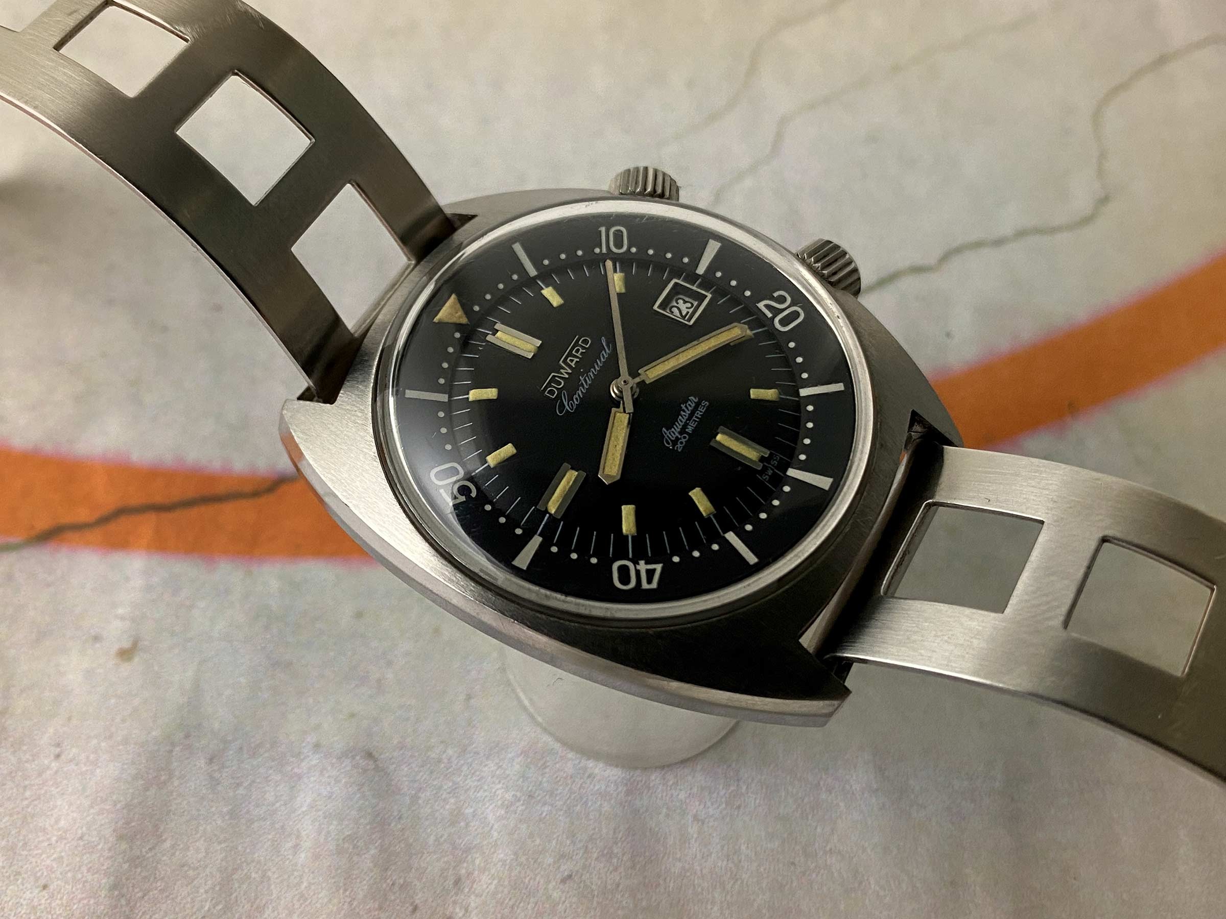 DUWARD AQUASTAR CONTINUAL SUPER COMPRESSOR 200M Vintage Diver swiss automatic watch 20 ATM Cal. ETA 2472 *** OVERSIZE ***