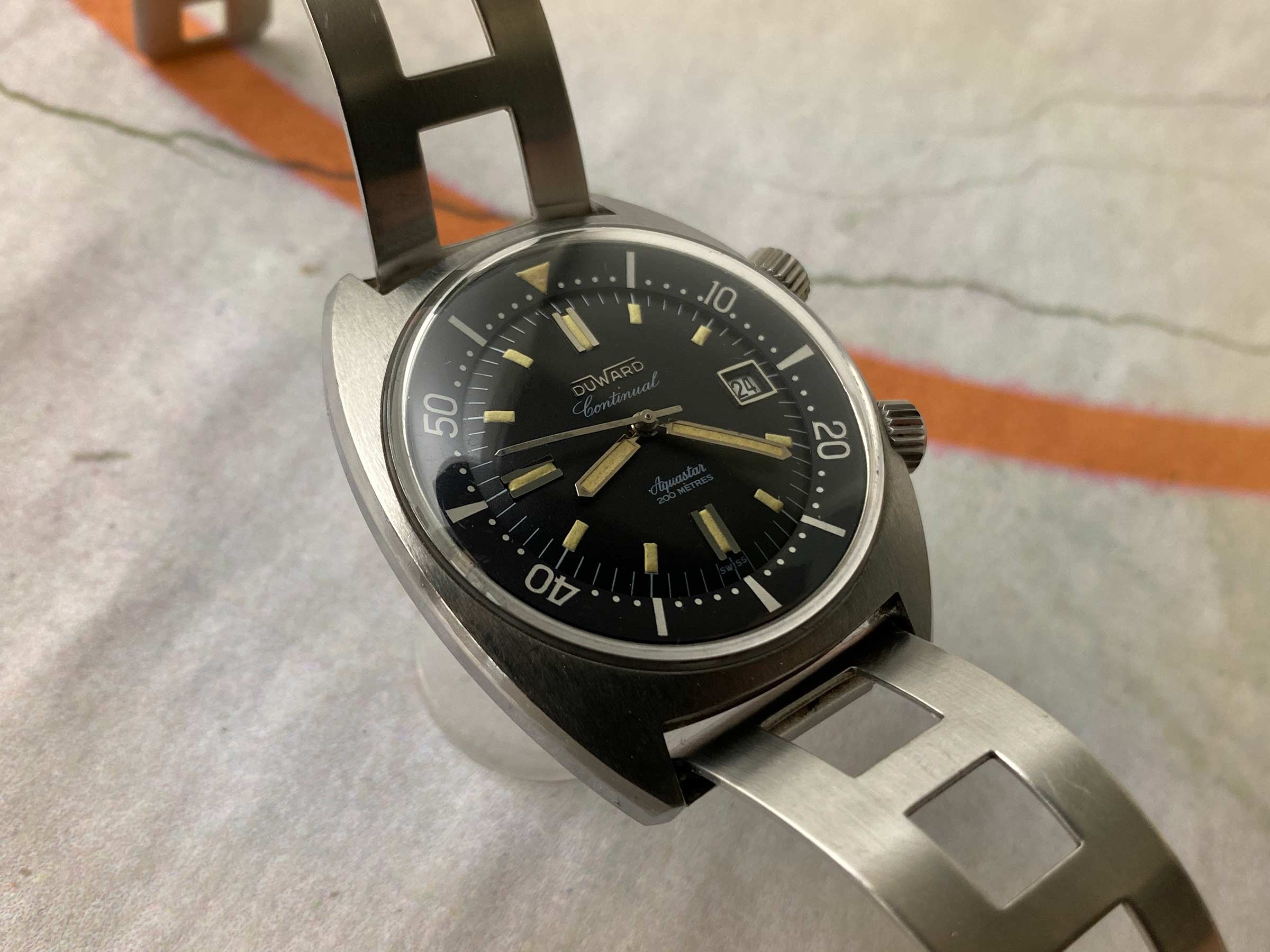 DUWARD AQUASTAR CONTINUAL SUPER COMPRESSOR 200M Vintage Diver swiss automatic watch 20 ATM Cal. ETA 2472 *** OVERSIZE ***