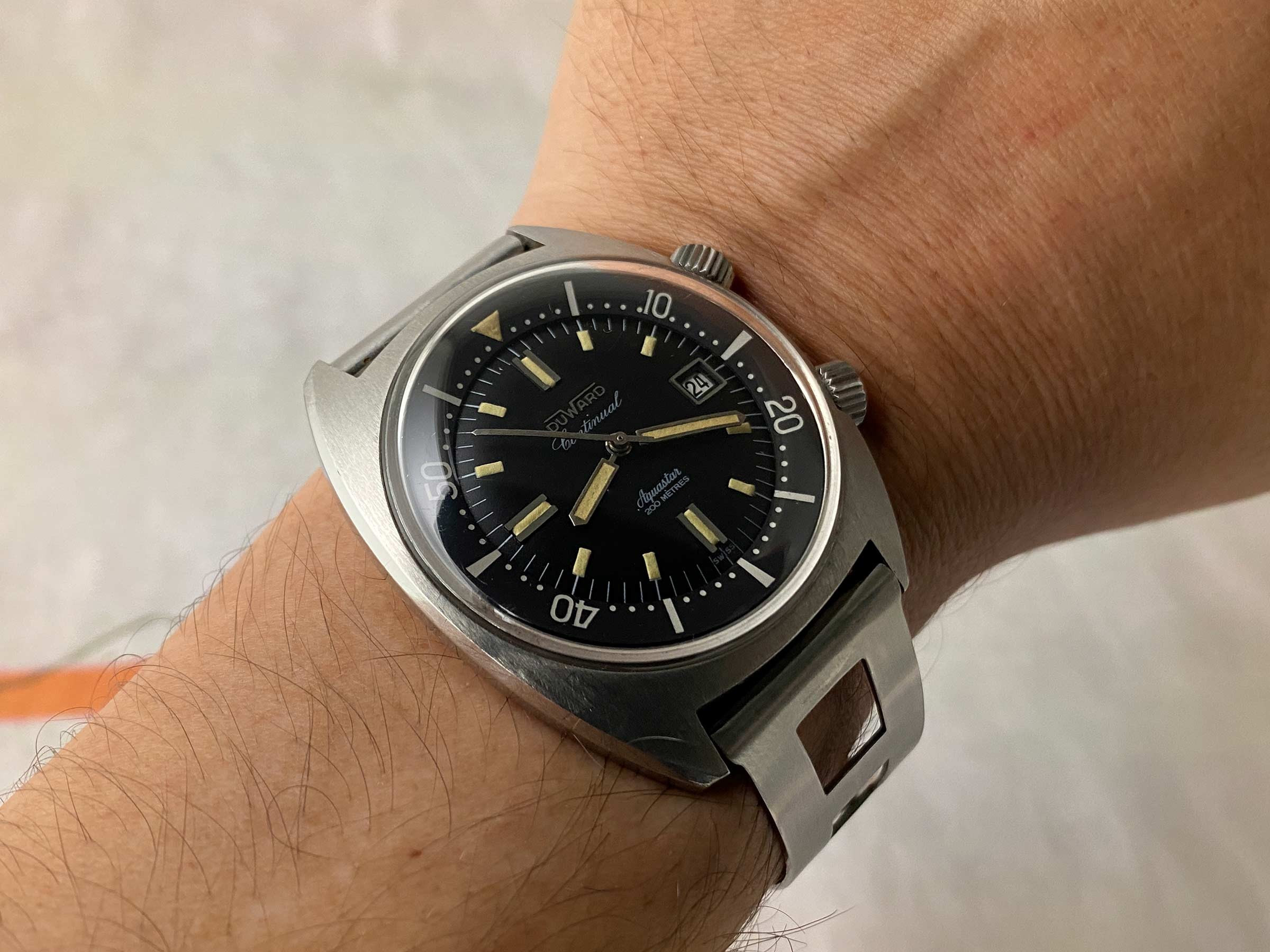 DUWARD AQUASTAR CONTINUAL SUPER COMPRESSOR 200M Vintage Diver swiss automatic watch 20 ATM Cal. ETA 2472 *** OVERSIZE ***