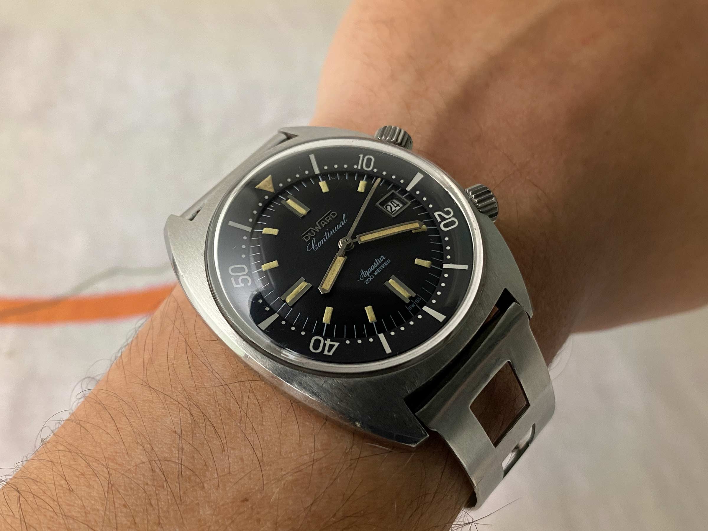 DUWARD AQUASTAR CONTINUAL SUPER COMPRESSOR 200M Vintage Diver swiss automatic watch 20 ATM Cal. ETA 2472 *** OVERSIZE ***