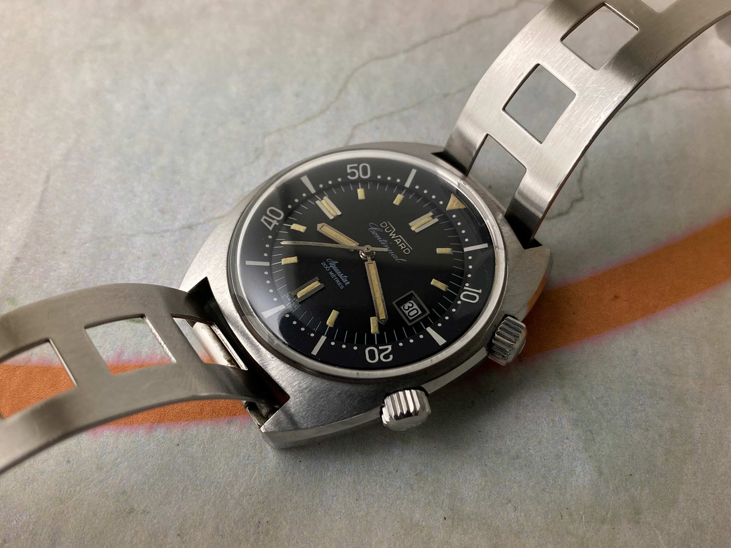 DUWARD AQUASTAR CONTINUAL SUPER COMPRESSOR 200M Vintage Diver swiss automatic watch 20 ATM Cal. ETA 2472 *** OVERSIZE ***