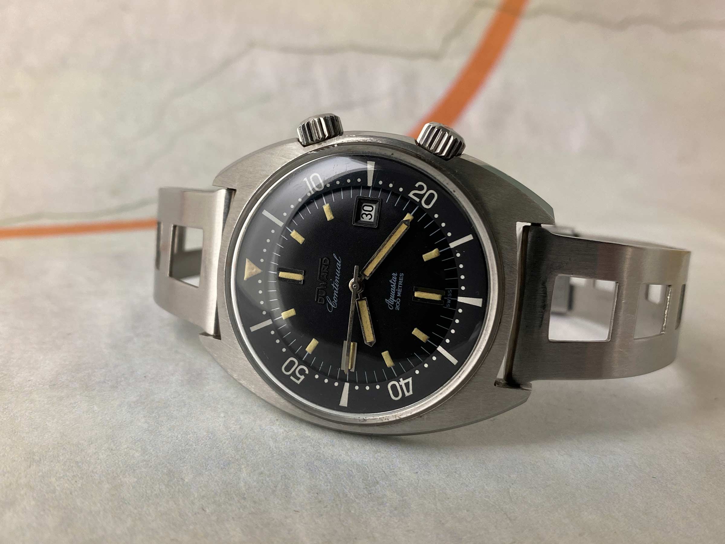 DUWARD AQUASTAR CONTINUAL SUPER COMPRESSOR 200M Vintage Diver swiss automatic watch 20 ATM Cal. ETA 2472 *** OVERSIZE ***