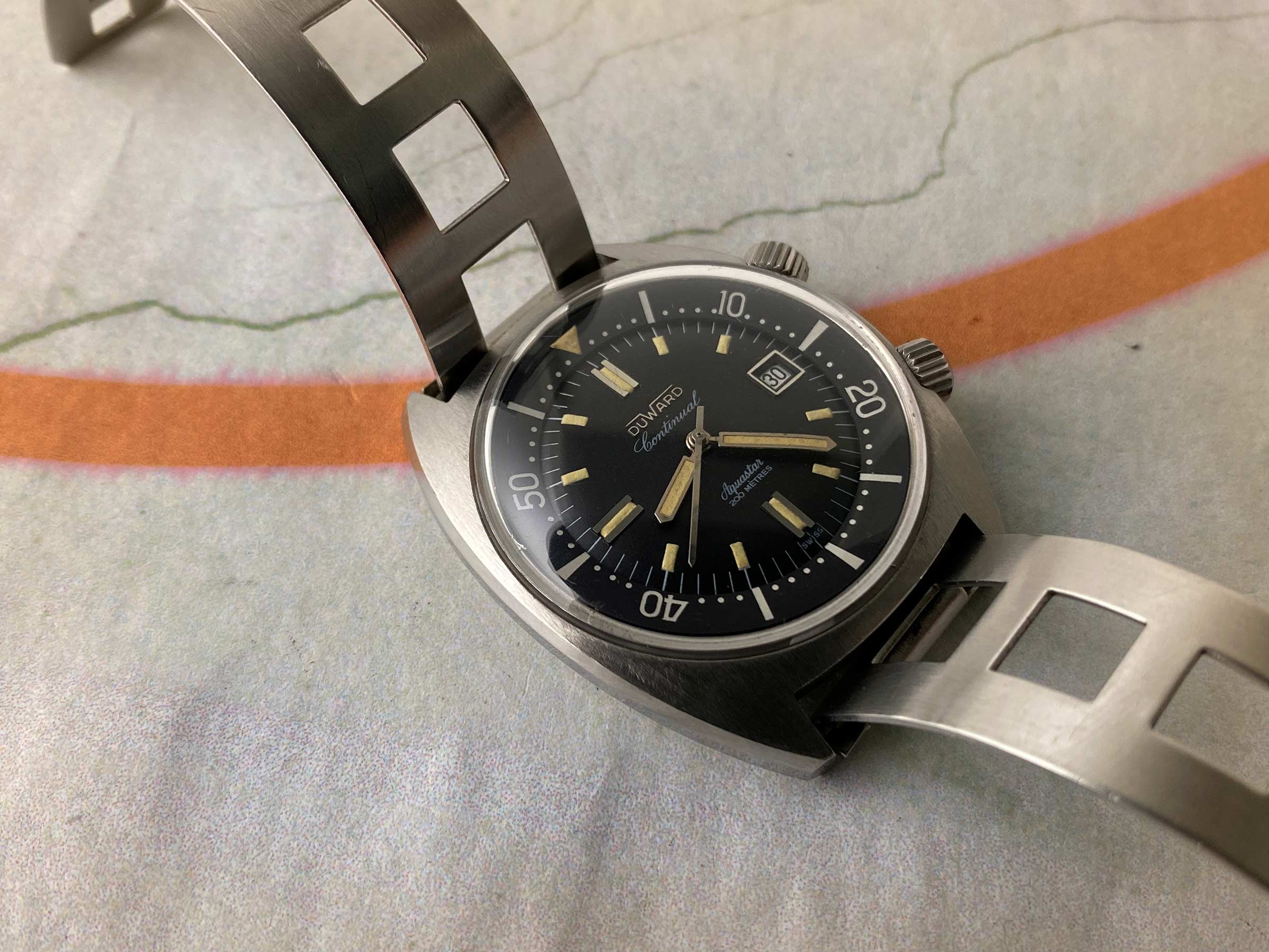 DUWARD AQUASTAR CONTINUAL SUPER COMPRESSOR 200M Vintage Diver swiss automatic watch 20 ATM Cal. ETA 2472 *** OVERSIZE ***