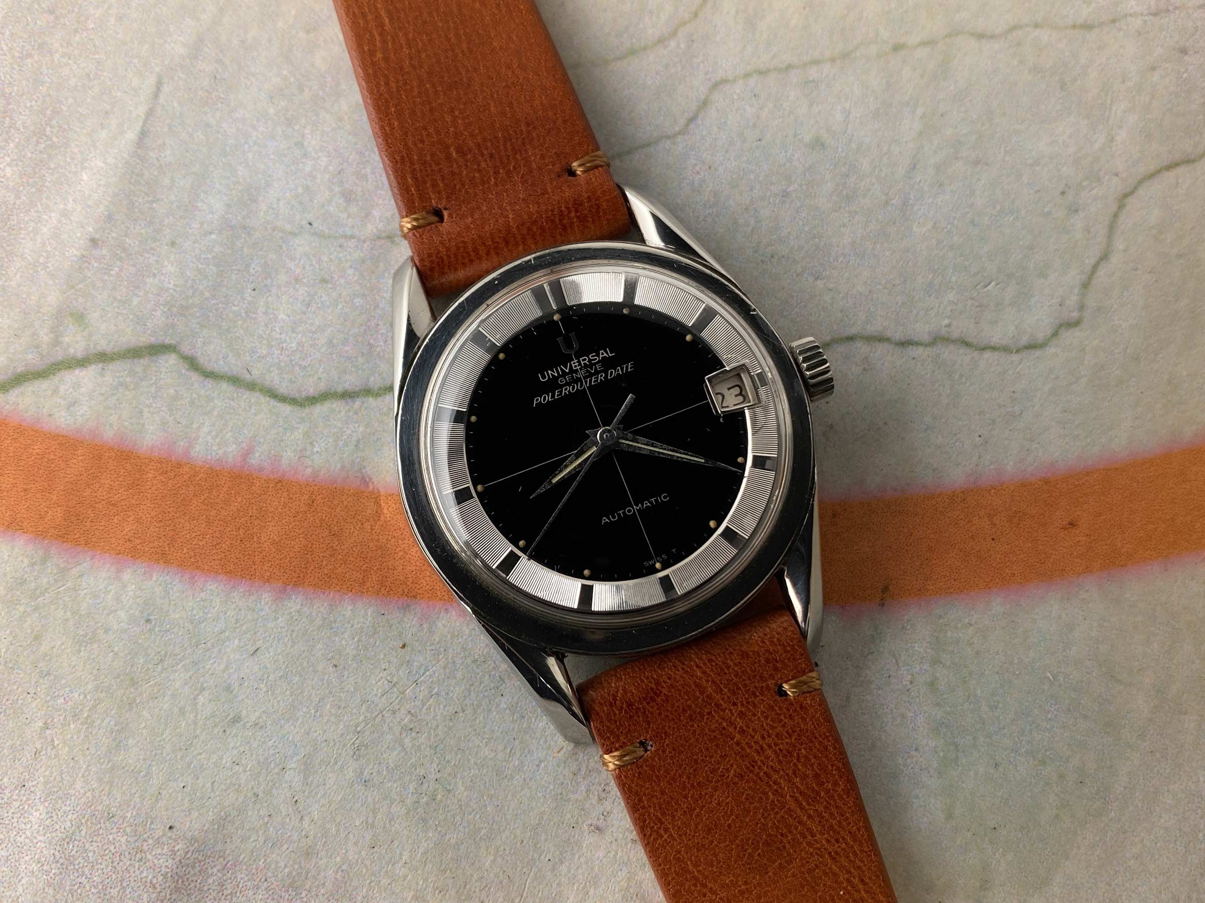 UNIVERSAL GENEVE POLEROUTER DATE Ref. 204612-2 Reloj suizo antiguo automático Cal. 218-2. GLOSSY DIAL *** ESPECTACULAR ***