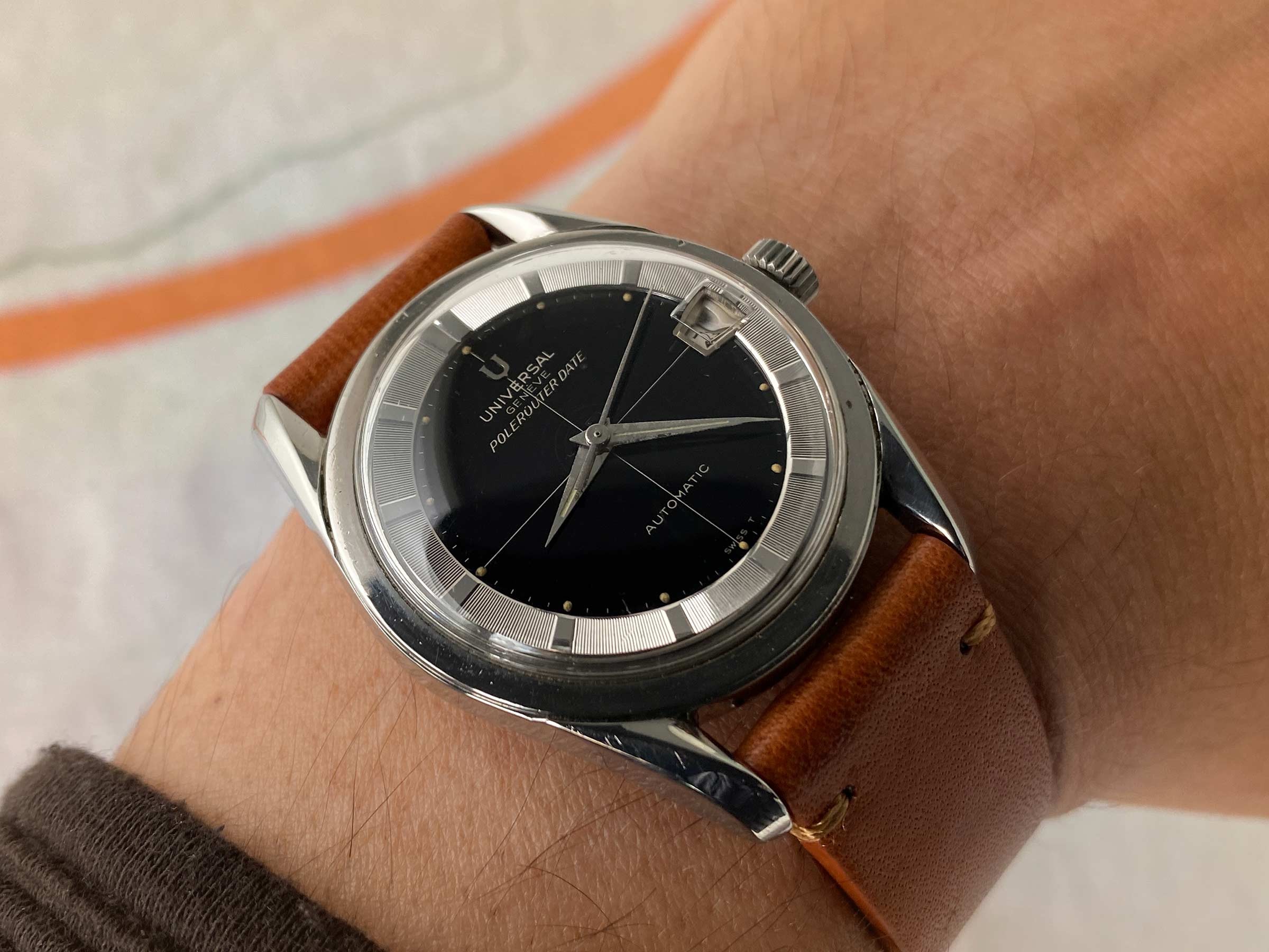 UNIVERSAL GENEVE POLEROUTER DATE Ref. 204612-2 Reloj suizo antiguo automático Cal. 218-2. GLOSSY DIAL *** ESPECTACULAR ***