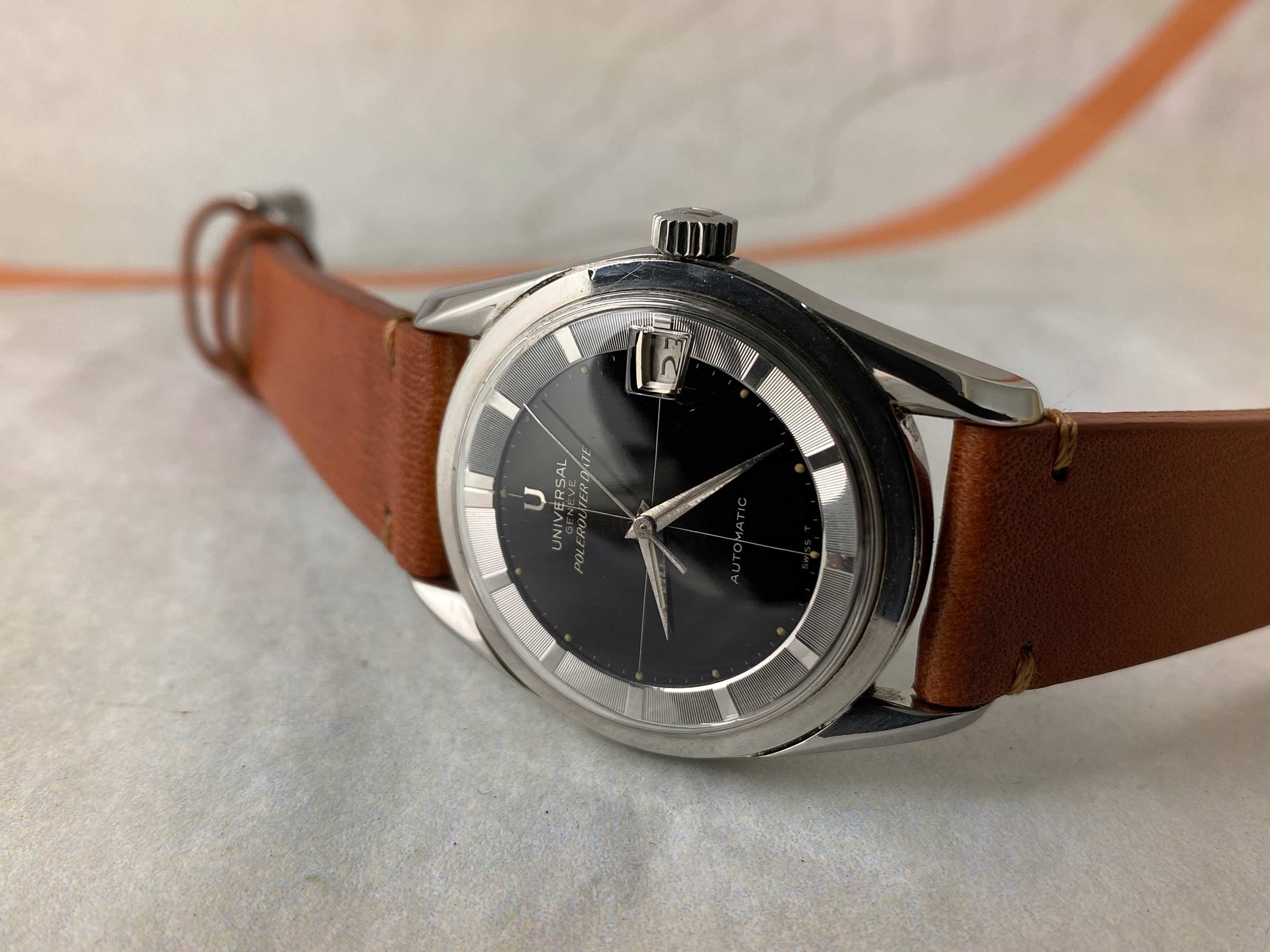 UNIVERSAL GENEVE POLEROUTER DATE Ref. 204612-2 Reloj suizo antiguo automático Cal. 218-2. GLOSSY DIAL *** ESPECTACULAR ***