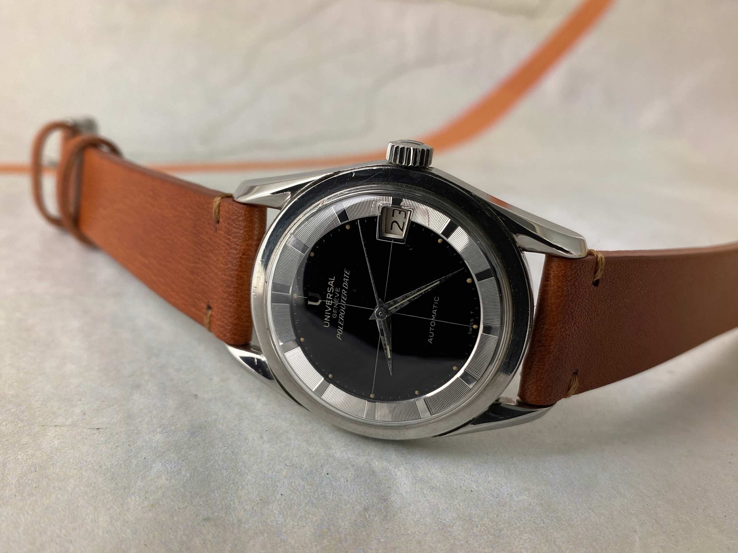 UNIVERSAL GENEVE POLEROUTER DATE Ref. 204612-2 Reloj suizo antiguo automático Cal. 218-2. GLOSSY DIAL *** ESPECTACULAR ***