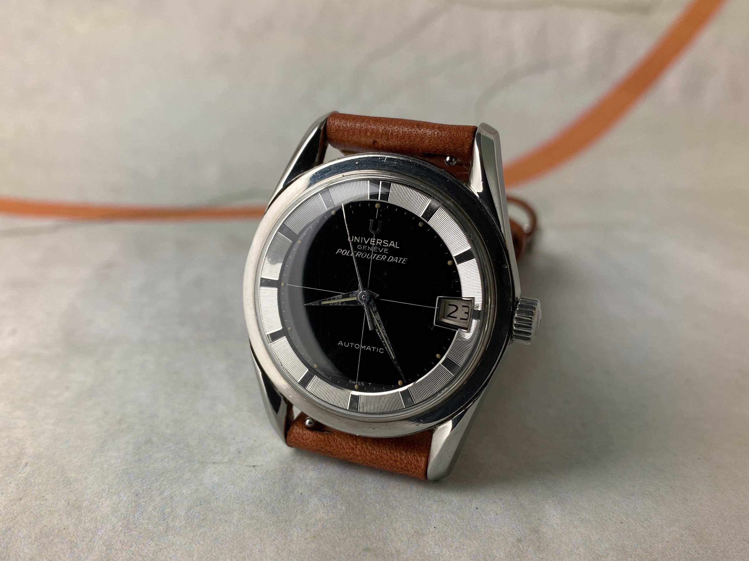 UNIVERSAL GENEVE POLEROUTER DATE Ref. 204612-2 Reloj suizo antiguo automático Cal. 218-2. GLOSSY DIAL *** ESPECTACULAR ***