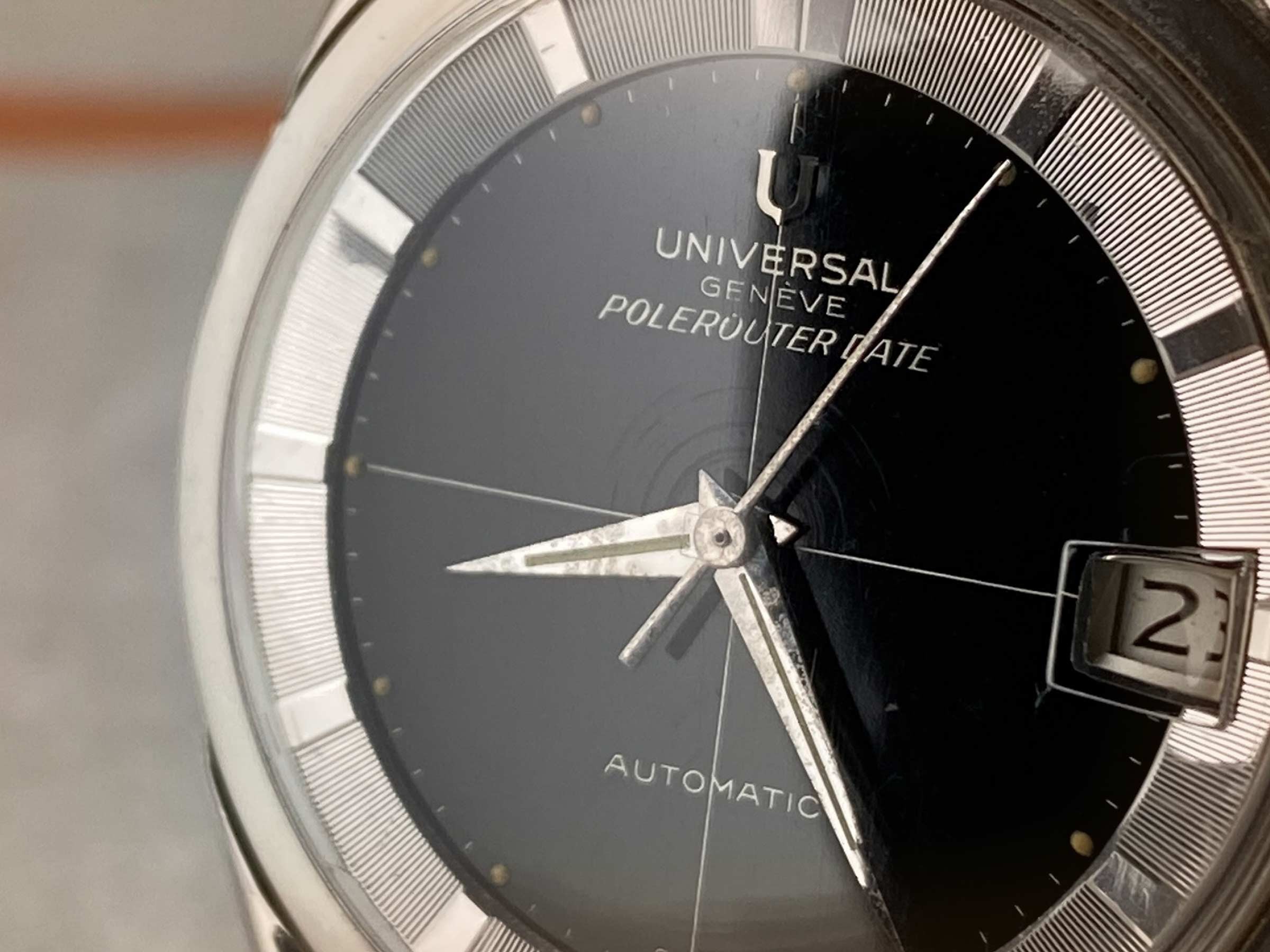 UNIVERSAL GENEVE POLEROUTER DATE Ref. 204612-2 Reloj suizo antiguo automático Cal. 218-2. GLOSSY DIAL *** ESPECTACULAR ***