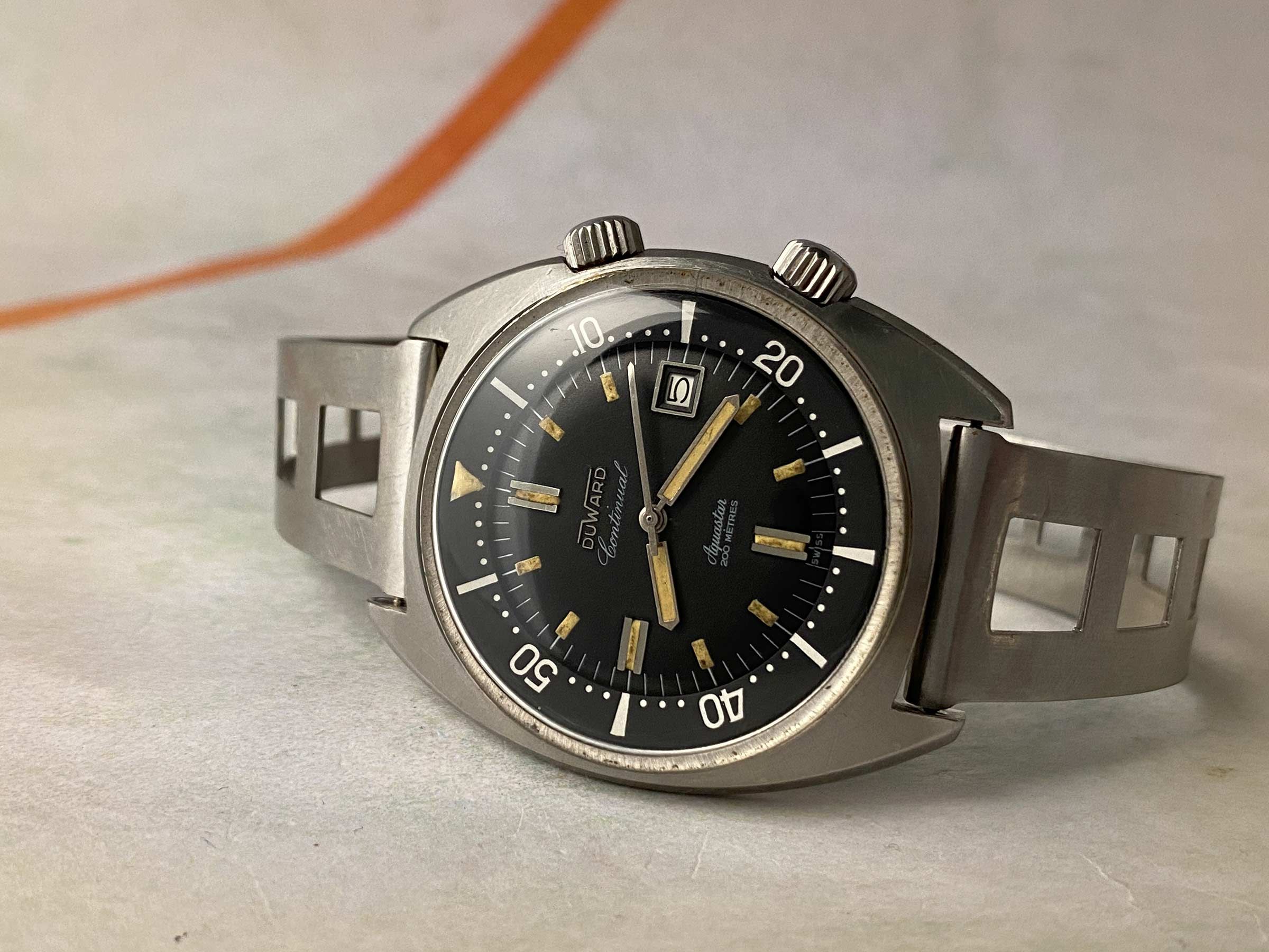 DUWARD CONTINUAL AQUASTAR 200M Swiss vintage automatic Diver watch OVERSIZE 20 ATM Cal. ETA 2472 *** SUPER COMPRESSOR ***