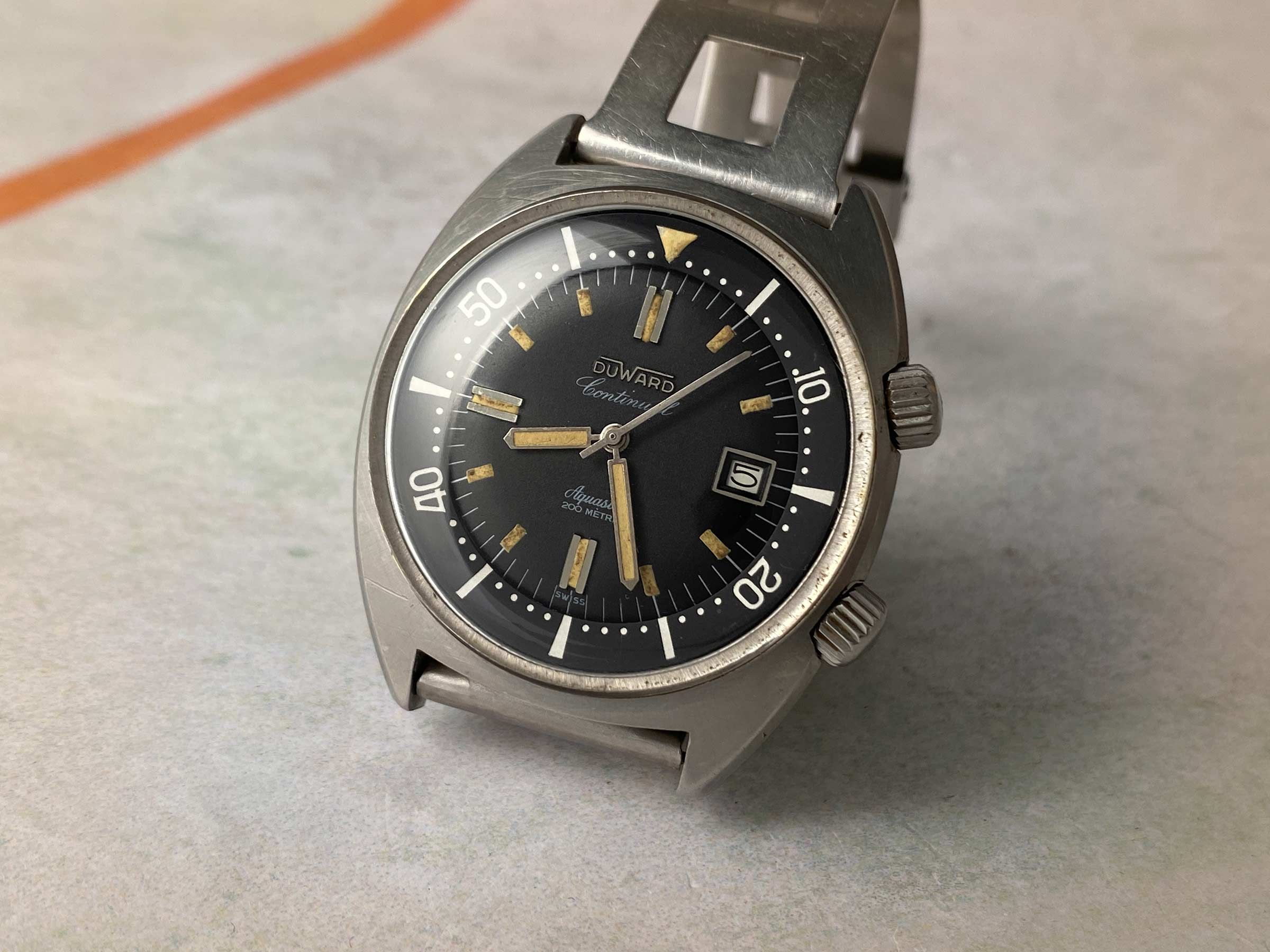 DUWARD CONTINUAL AQUASTAR 200M Swiss vintage automatic Diver watch OVERSIZE 20 ATM Cal. ETA 2472 *** SUPER COMPRESSOR ***