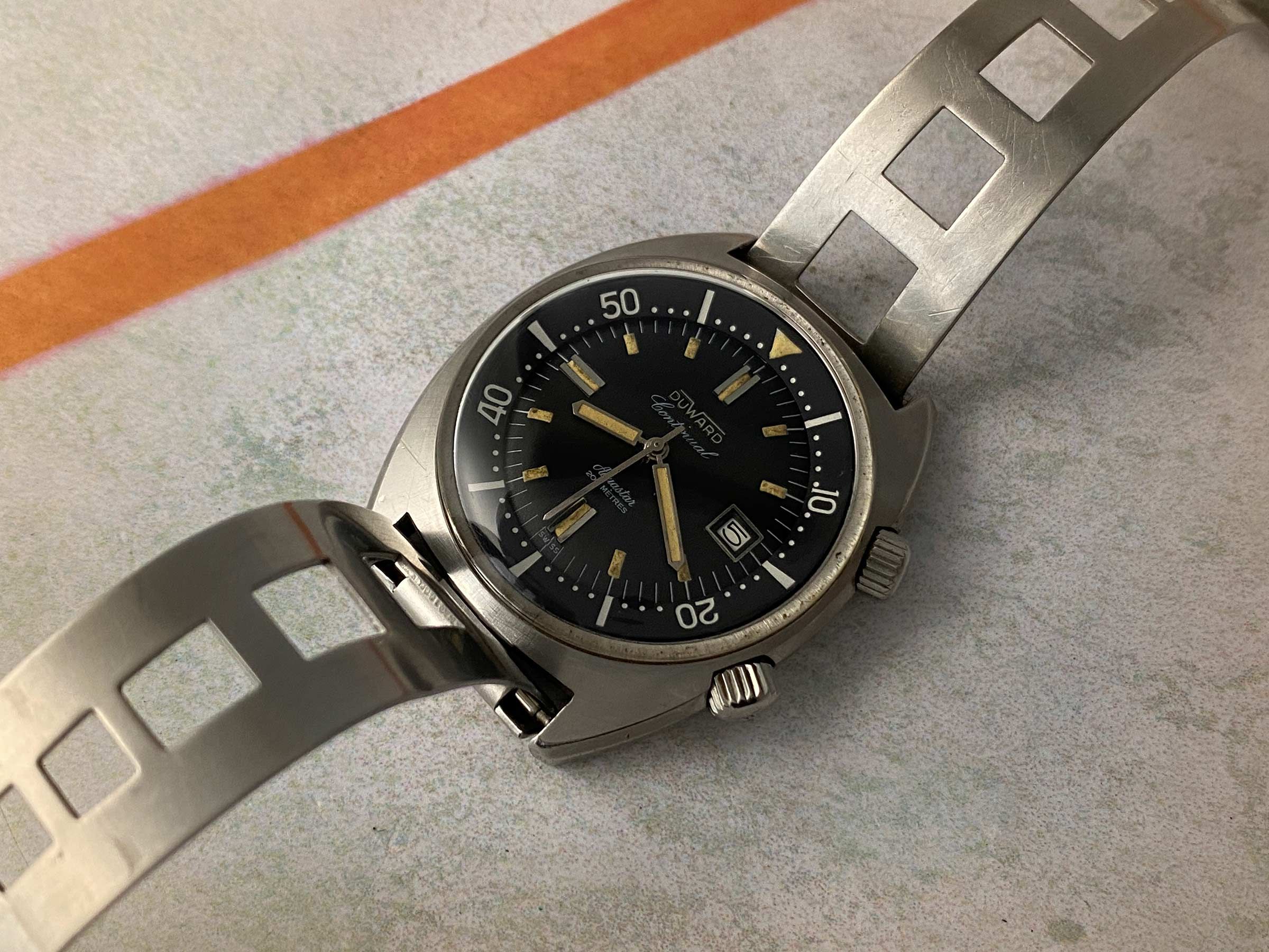 DUWARD CONTINUAL AQUASTAR 200M Swiss vintage automatic Diver watch OVERSIZE 20 ATM Cal. ETA 2472 *** SUPER COMPRESSOR ***