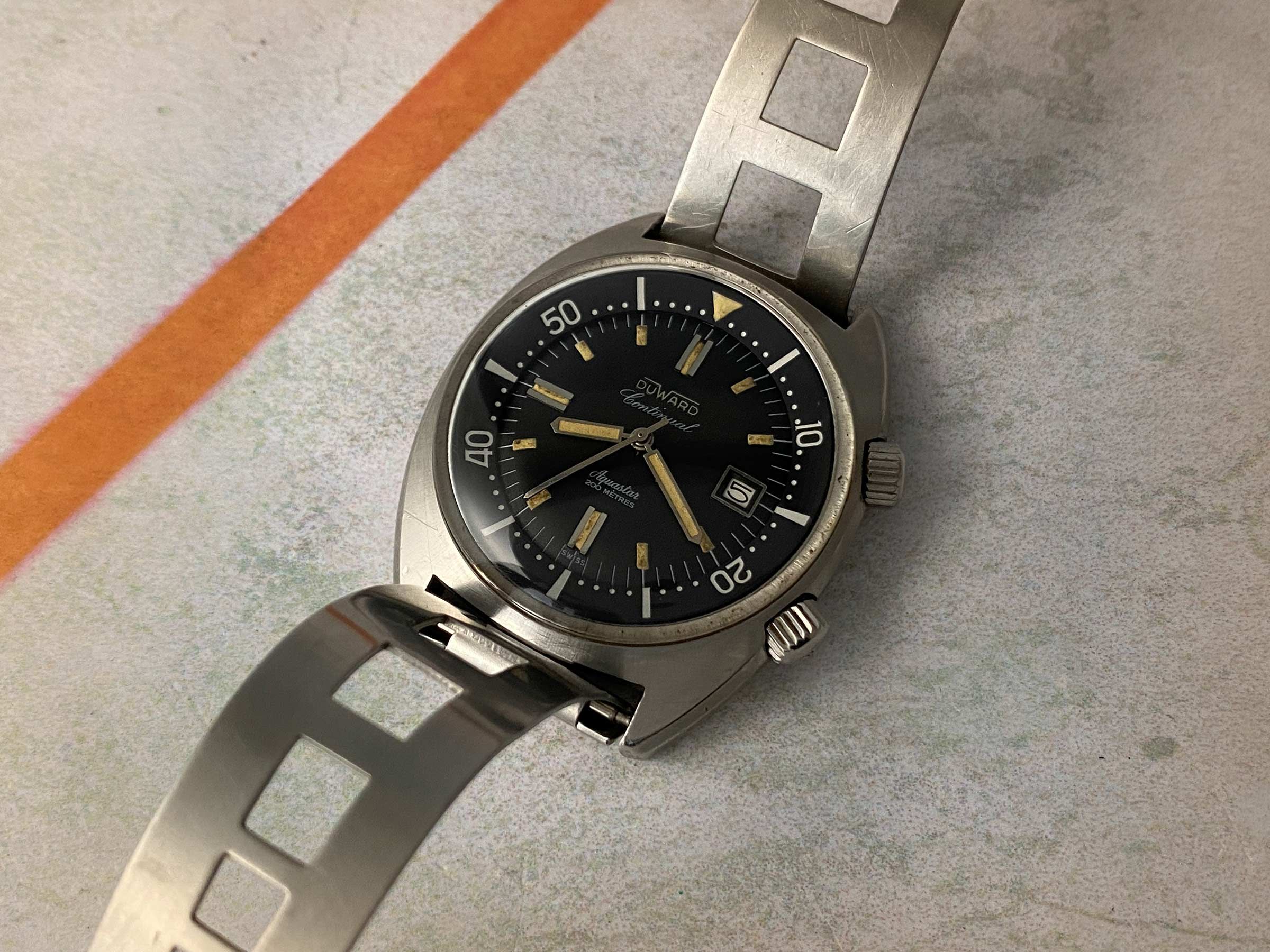 DUWARD CONTINUAL AQUASTAR 200M Swiss vintage automatic Diver watch OVERSIZE 20 ATM Cal. ETA 2472 *** SUPER COMPRESSOR ***
