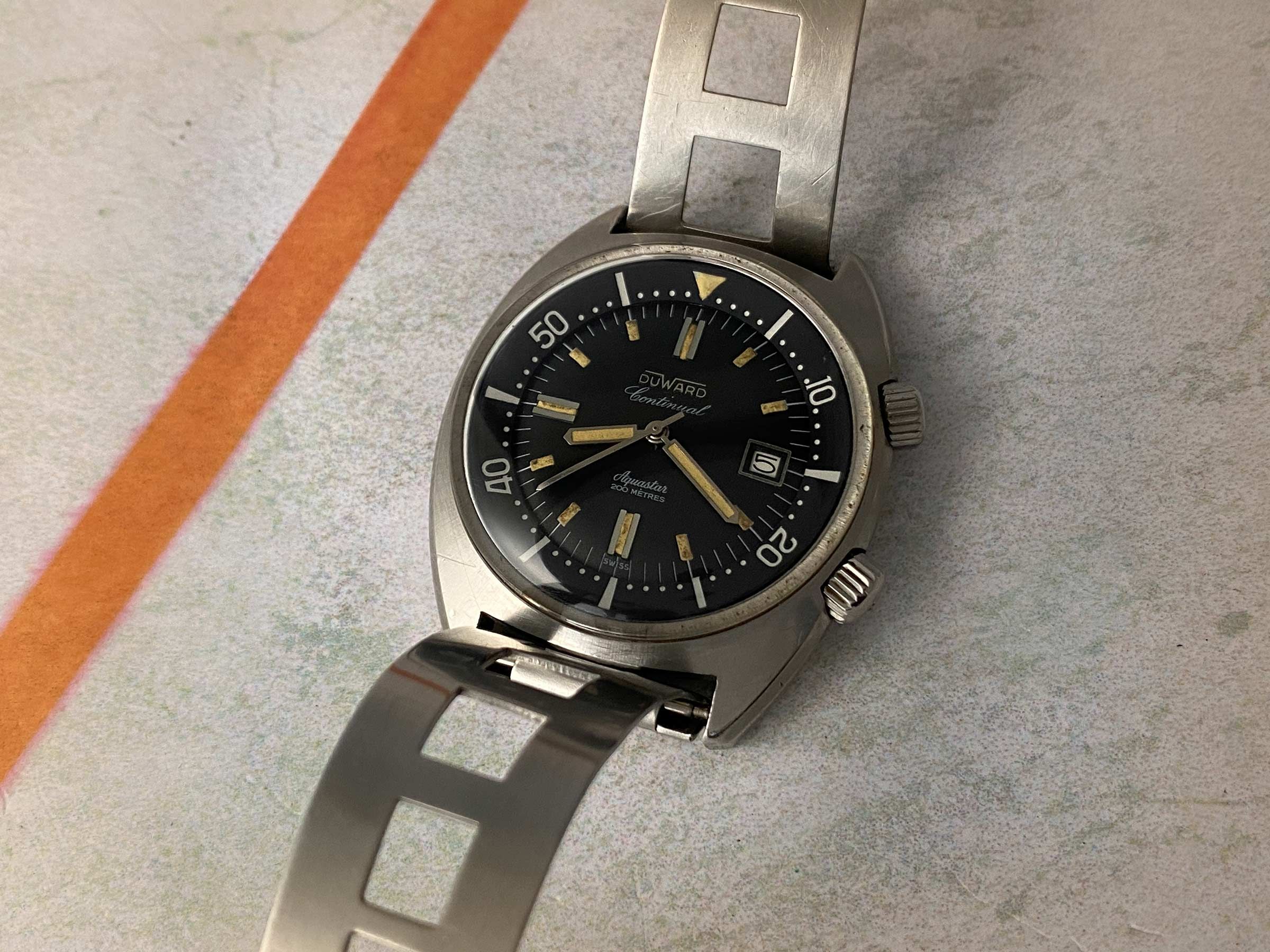DUWARD CONTINUAL AQUASTAR 200M Swiss vintage automatic Diver watch OVERSIZE 20 ATM Cal. ETA 2472 *** SUPER COMPRESSOR ***