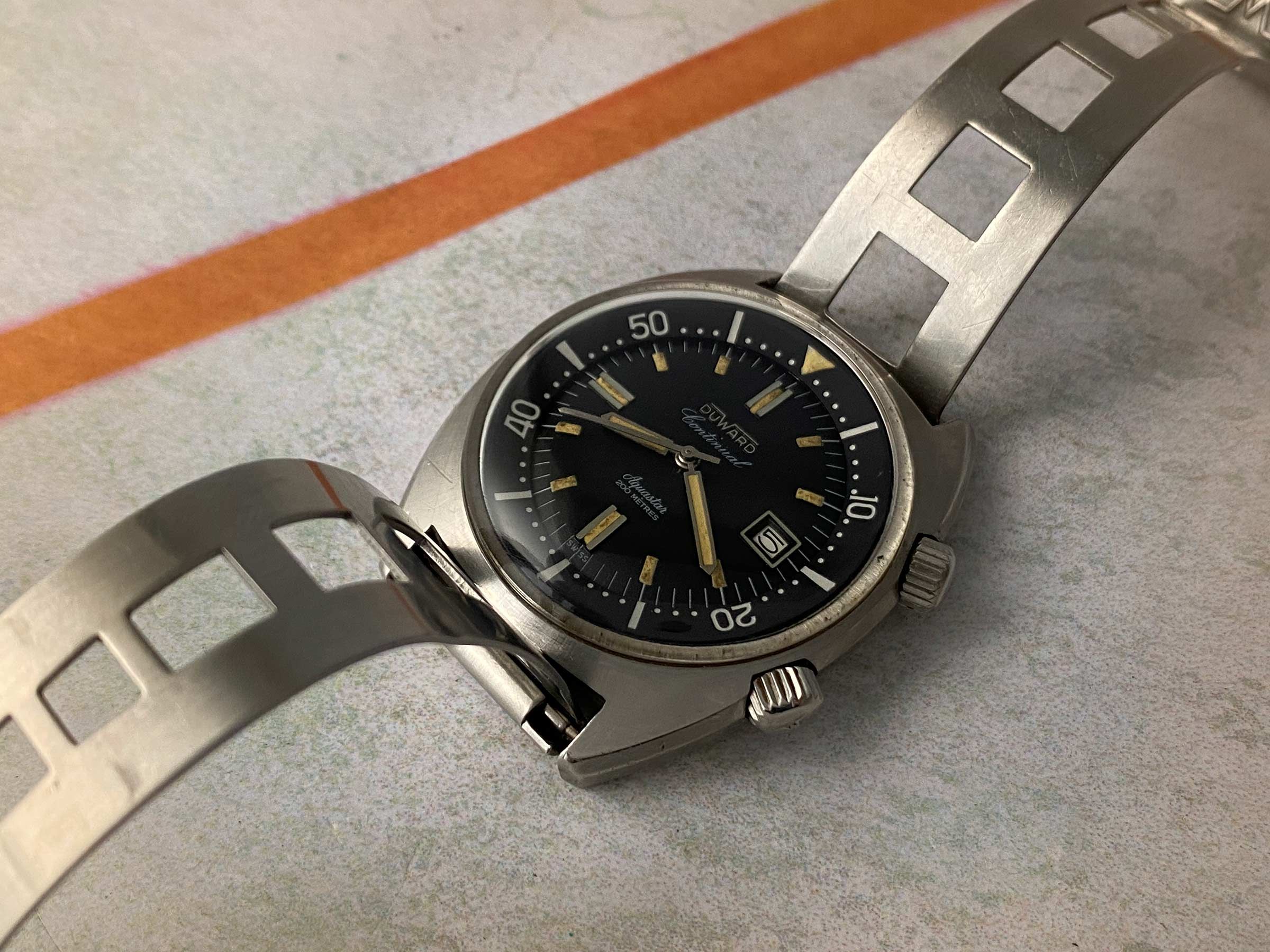 DUWARD CONTINUAL AQUASTAR 200M Swiss vintage automatic Diver watch OVERSIZE 20 ATM Cal. ETA 2472 *** SUPER COMPRESSOR ***