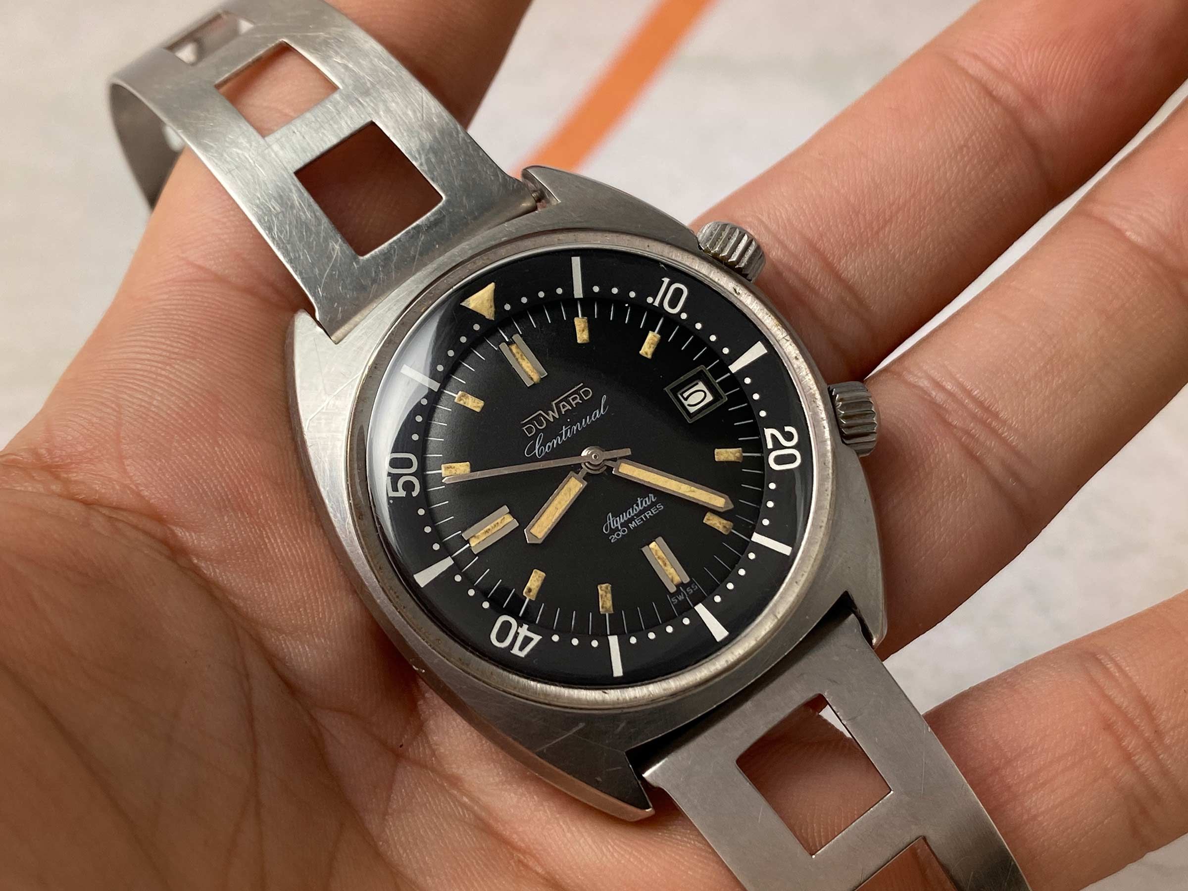 DUWARD CONTINUAL AQUASTAR 200M Swiss vintage automatic Diver watch OVERSIZE 20 ATM Cal. ETA 2472 *** SUPER COMPRESSOR ***