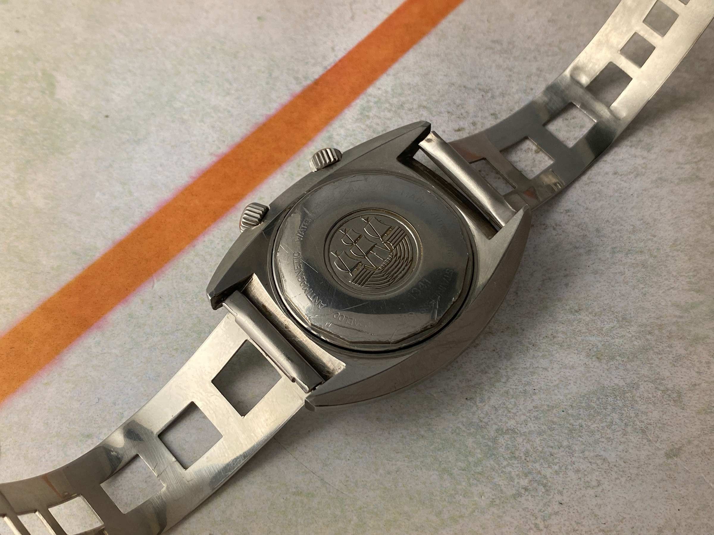 DUWARD CONTINUAL AQUASTAR 200M Swiss vintage automatic Diver watch OVERSIZE 20 ATM Cal. ETA 2472 *** SUPER COMPRESSOR ***