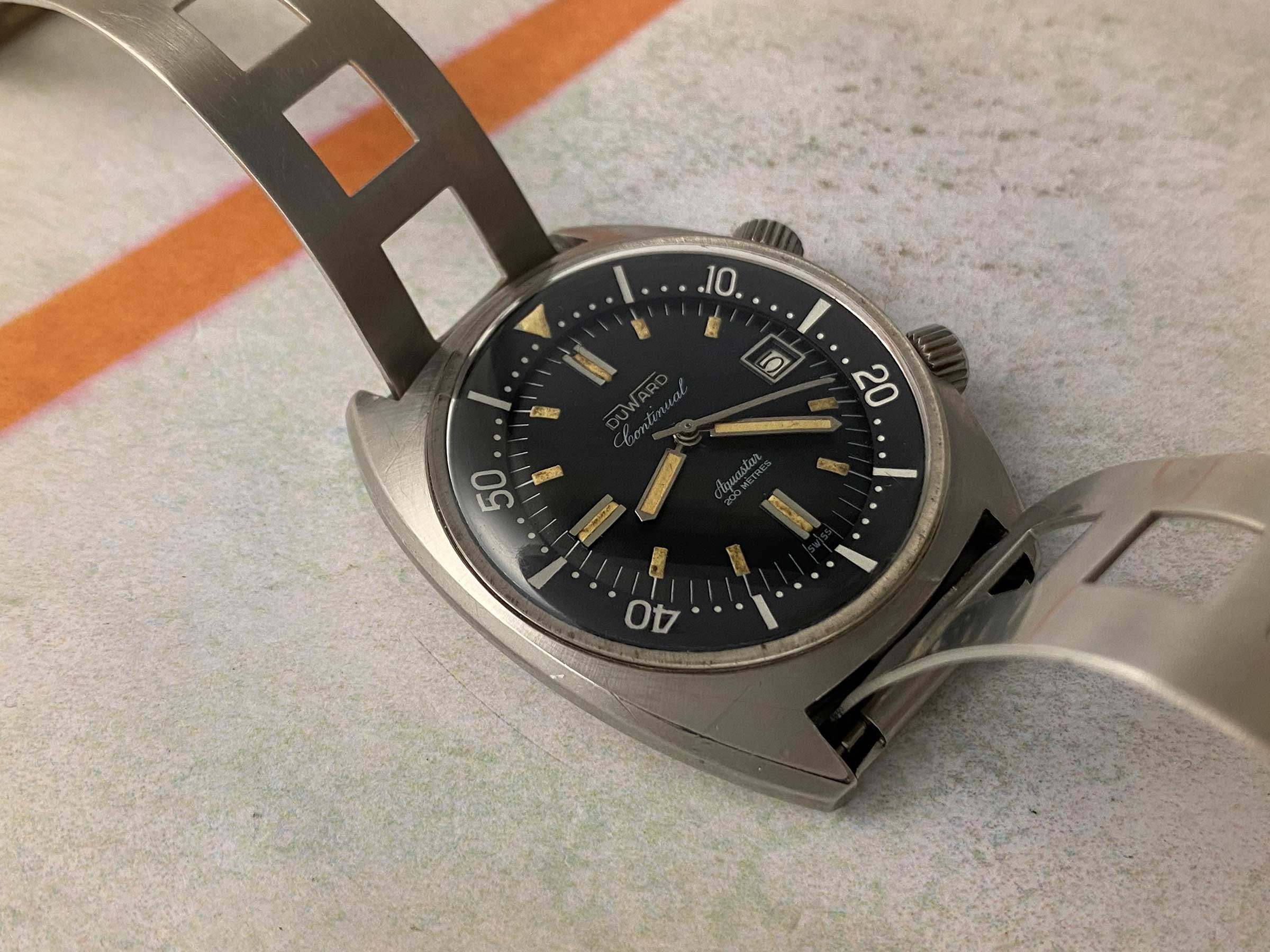 DUWARD CONTINUAL AQUASTAR 200M Swiss vintage automatic Diver watch OVERSIZE 20 ATM Cal. ETA 2472 *** SUPER COMPRESSOR ***