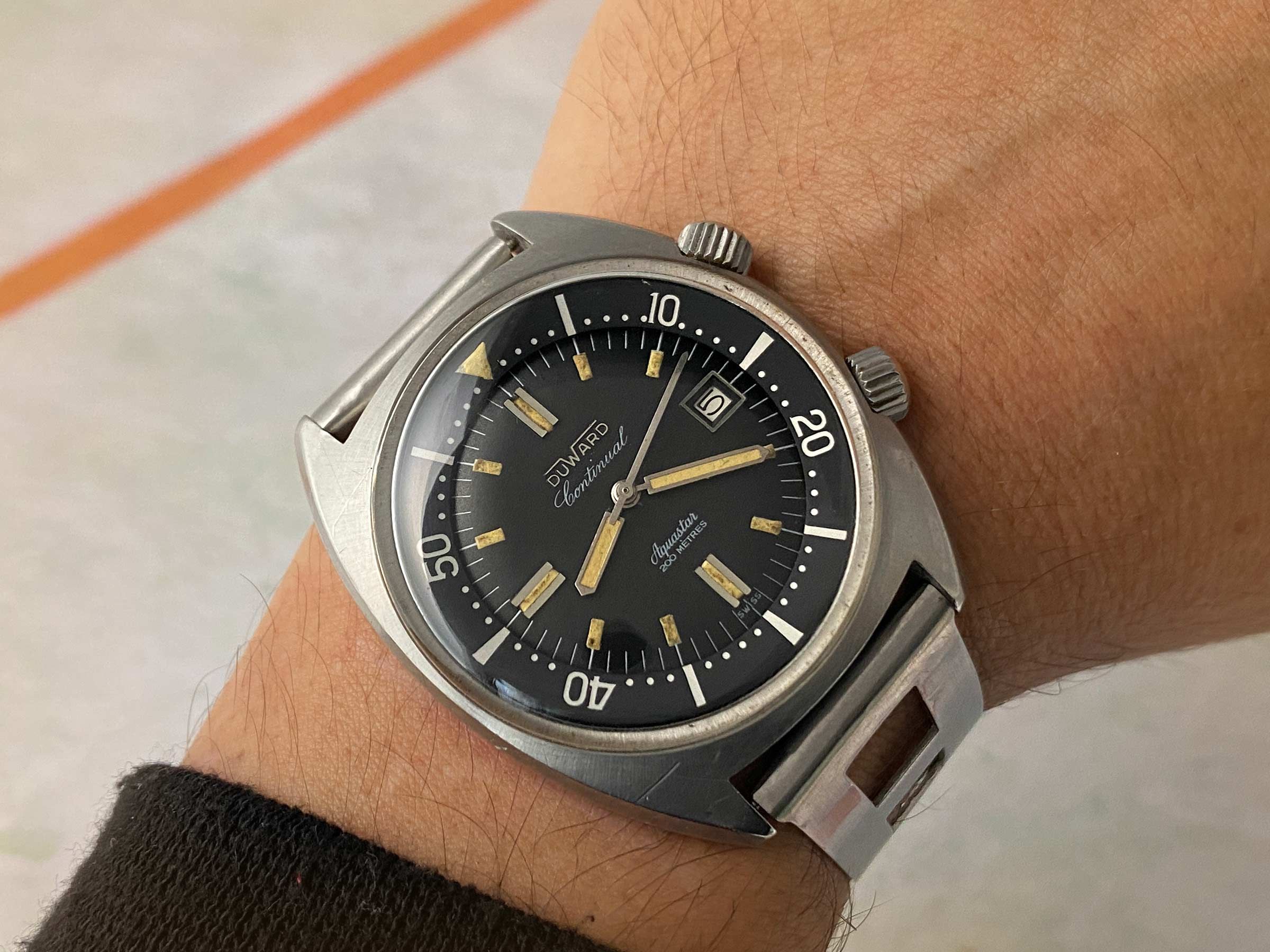 DUWARD CONTINUAL AQUASTAR 200M Swiss vintage automatic Diver watch OVERSIZE 20 ATM Cal. ETA 2472 *** SUPER COMPRESSOR ***