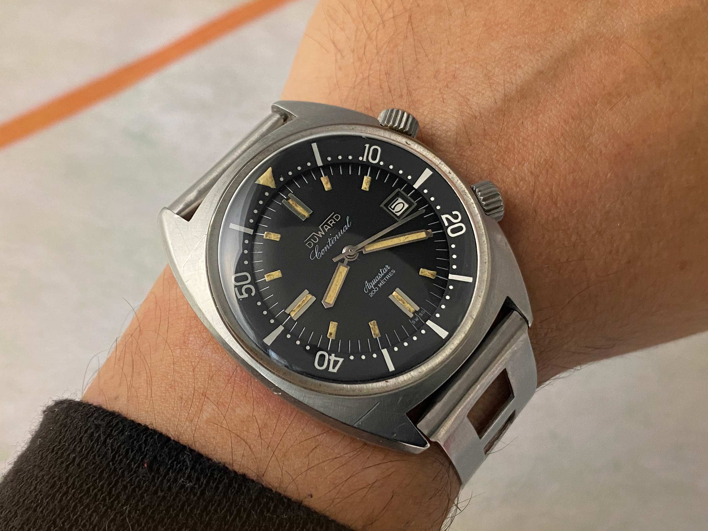 DUWARD CONTINUAL AQUASTAR 200M Swiss vintage automatic Diver watch OVERSIZE 20 ATM Cal. ETA 2472 *** SUPER COMPRESSOR ***