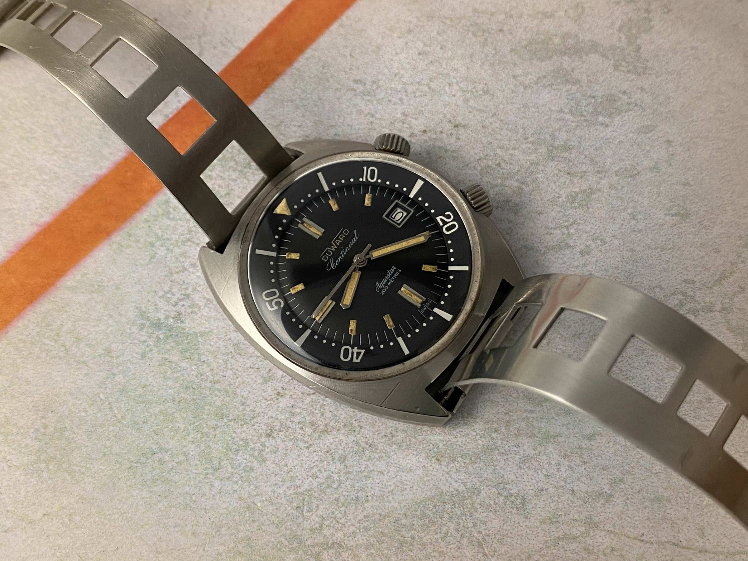 DUWARD CONTINUAL AQUASTAR 200M Swiss vintage automatic Diver watch OVERSIZE 20 ATM Cal. ETA 2472 *** SUPER COMPRESSOR ***