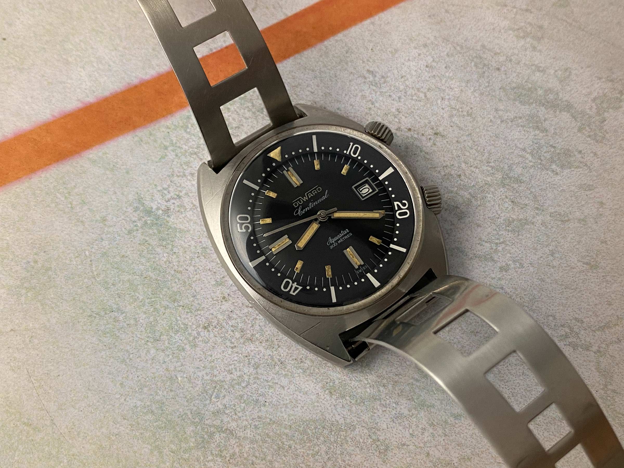 DUWARD CONTINUAL AQUASTAR 200M Swiss vintage automatic Diver watch OVERSIZE 20 ATM Cal. ETA 2472 *** SUPER COMPRESSOR ***