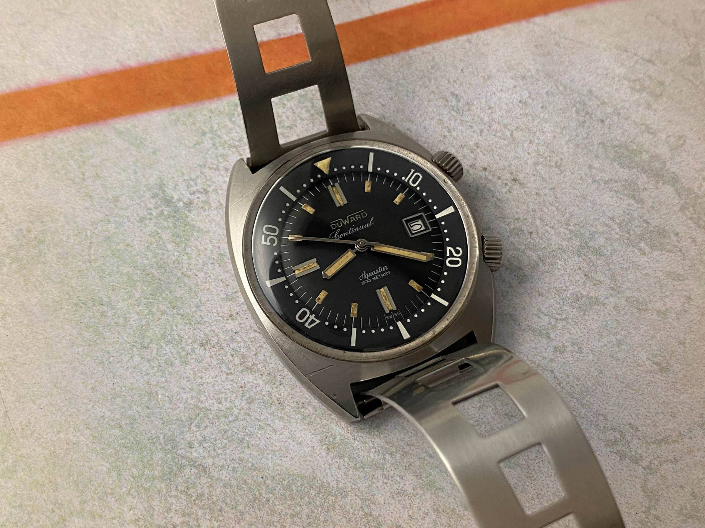 DUWARD CONTINUAL AQUASTAR 200M Swiss vintage automatic Diver watch OVERSIZE 20 ATM Cal. ETA 2472 *** SUPER COMPRESSOR ***