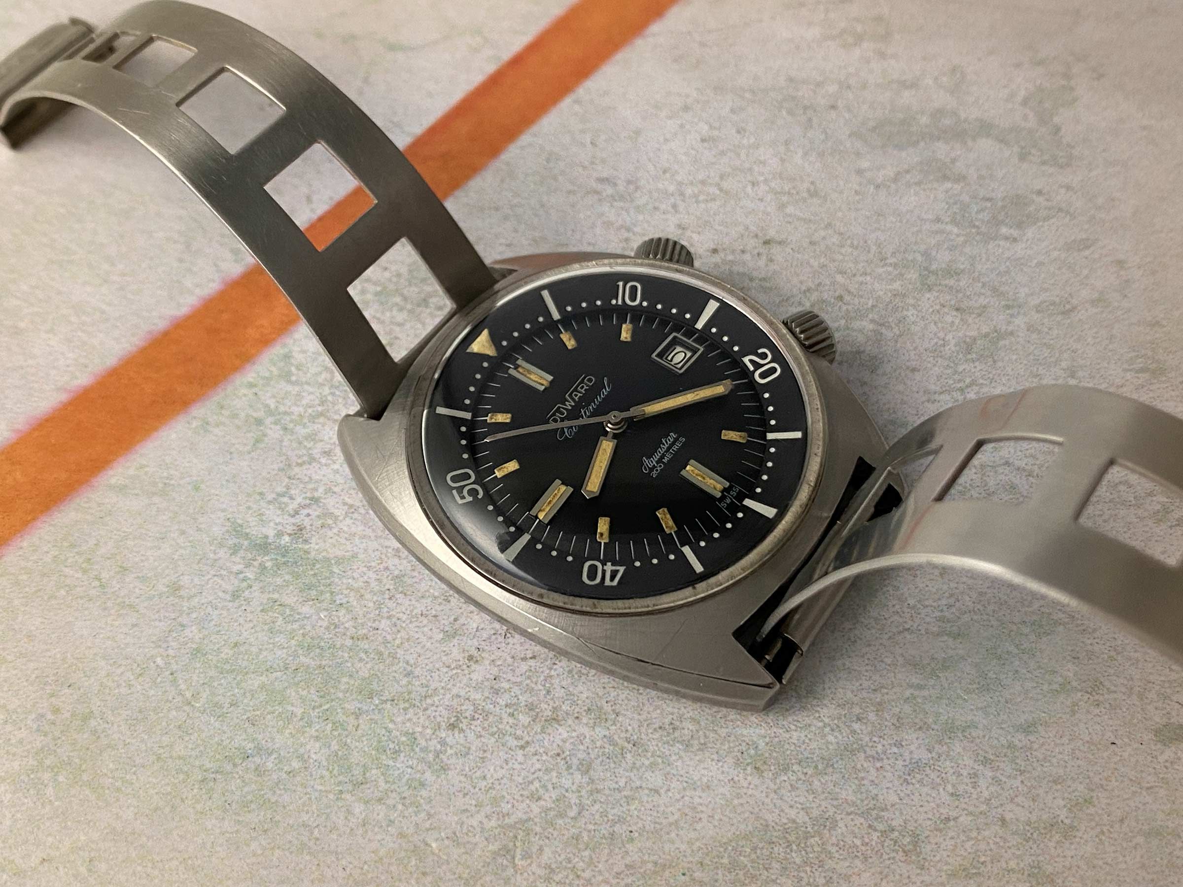 DUWARD CONTINUAL AQUASTAR 200M Swiss vintage automatic Diver watch OVERSIZE 20 ATM Cal. ETA 2472 *** SUPER COMPRESSOR ***